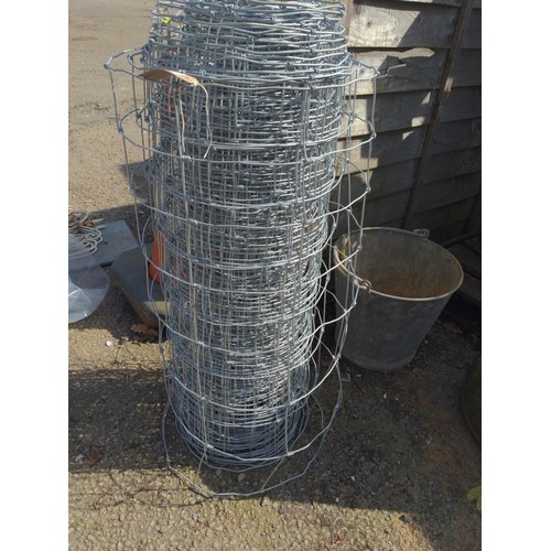 75 - Roll of galvanised sheep wire. Length unknown, H82cm