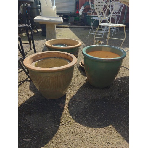 90 - Various glazed garden pots & saucers