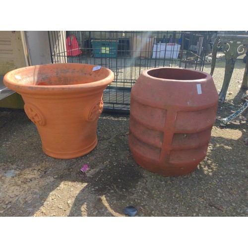 91 - Terracotta pot (H29cm) & chimney pot