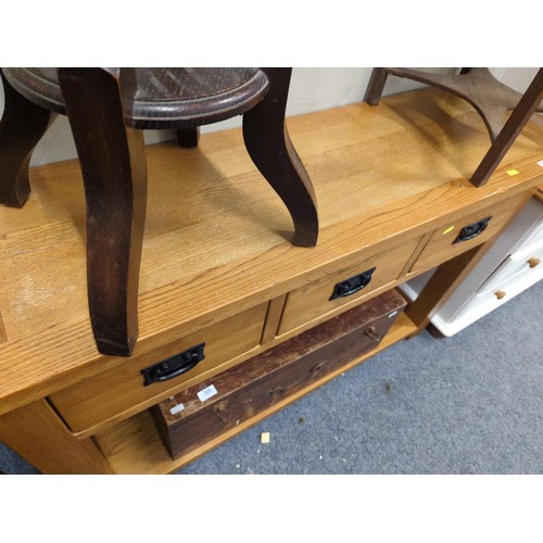 700 - Solid oak 3 drawer side unit with lower shelf. Length 120cm x depth 35cm x height 78cm