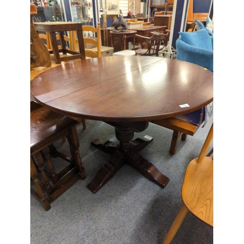 729 - Dark stained pine circular pedestal table. Unextended diameter 111cm.