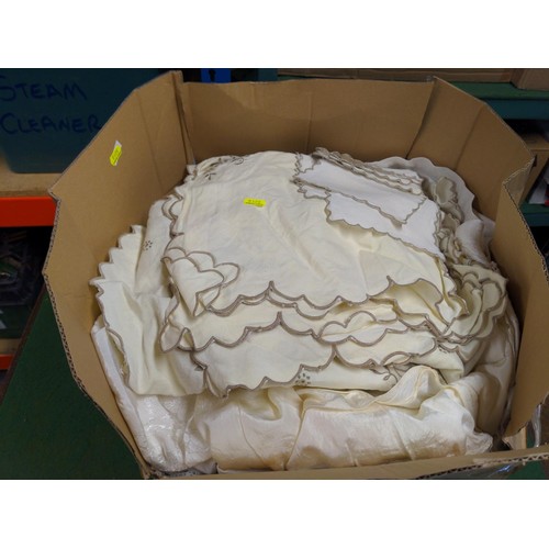 192 - Large box of mixed lace & linen, inc. embroidered pieces, mostly all in good condition