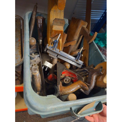 231 - Mixed box of vintage tools inc. planes, saws etc