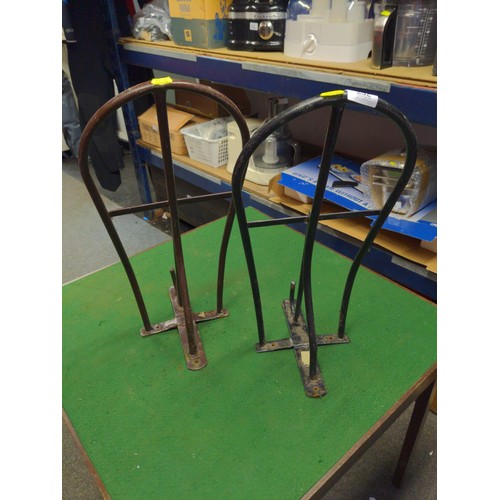 252 - 2 wall fixing saddle racks