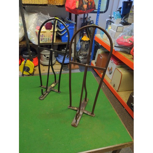 252 - 2 wall fixing saddle racks