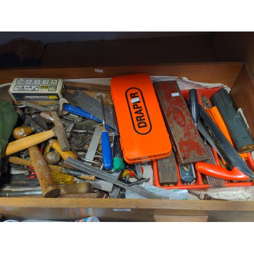 298 - Large tray of hand tools