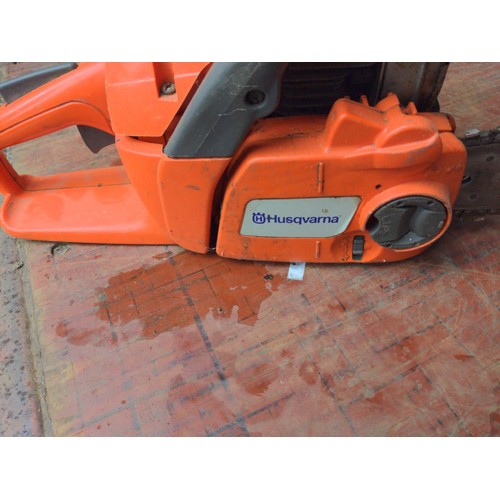 320 - Husqvarna 235 petrol chainsaw. Safety guard is missing, so is unsafe for use. Sold for repair/spares... 