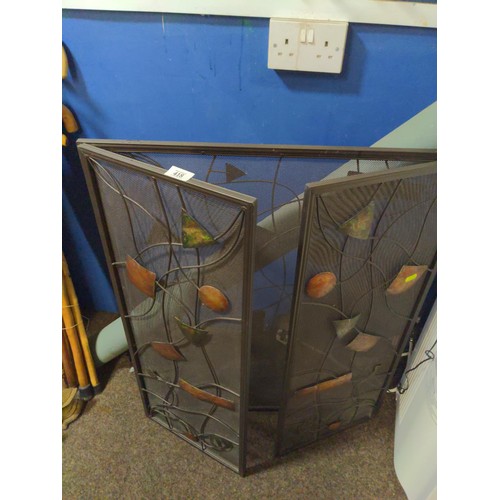 418 - Art Deco style folding fire screen decorated with mesh and metal sculpture.