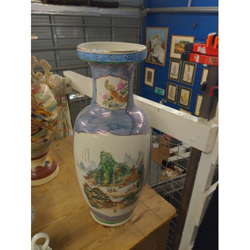 463 - Very large Chinese vase decorated with outdoor scenes and family gatherings. H 52 cm Dia 18 cm