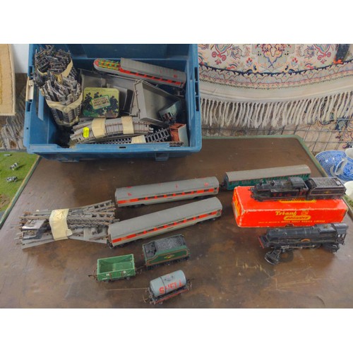 485 - Tray of train 00 gauge track and some carriages, including Tri-ang