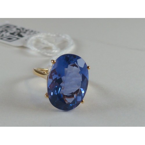 562 - 9ct gold & blue stone ring, size O, gross weight 5.18 grams