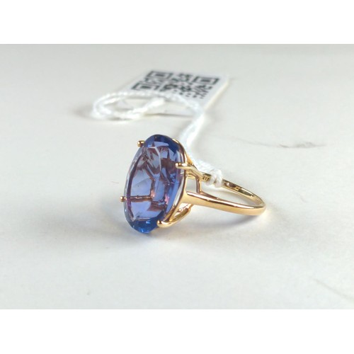 562 - 9ct gold & blue stone ring, size O, gross weight 5.18 grams