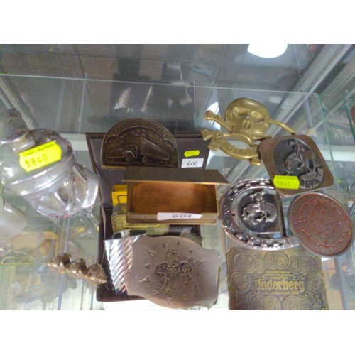 601 - Shelf of small metal ware, including two brass frog shelf ornaments, various buckles etc.