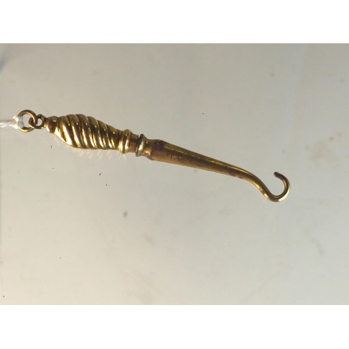 572 - 9ct gold handled small boot hook, hallmarked Birmingham 1900