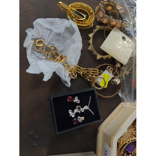 588 - Costume jewellery in jewellery box & bag