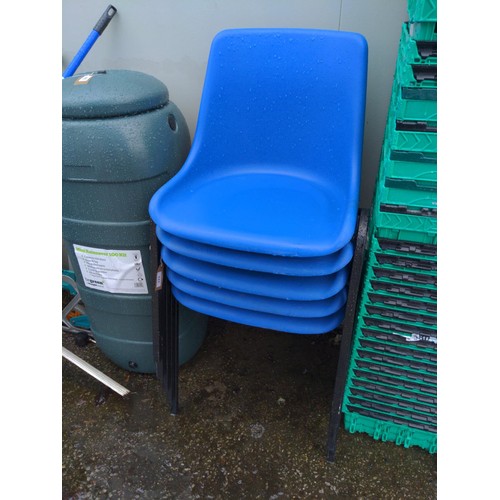 168 - Five blue stackable chairs in plastic and metal legs, W 51 seat height 44cm