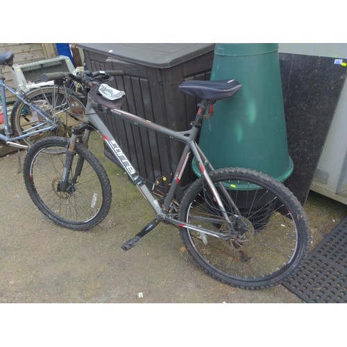 122 - Carrera Vengeance mountain bike, with front suspension. 22