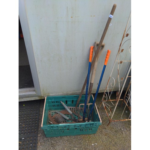 142 - Tray of various gardening tools