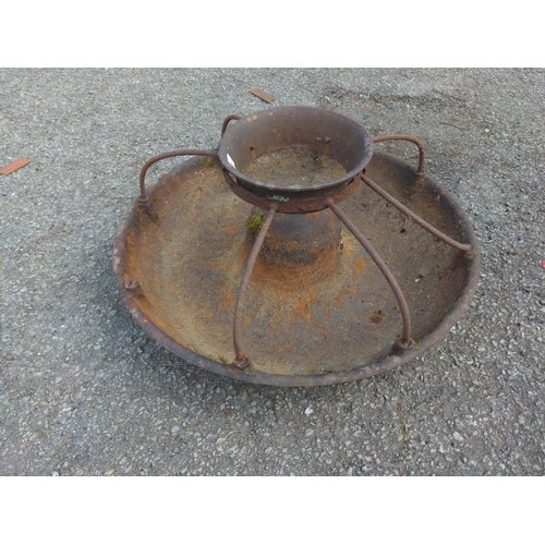 172A - Cast iron pig feeder / garden feature. D70cm