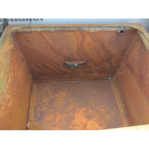 172 - Very large galvanised & rivetted water tank / planter. D88cm W116cm H91cm