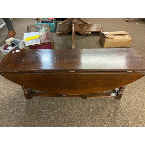 958 - Double leafed oak low table, extended W 122 D90 H 45.5cm, folded W122 D 34 H 44