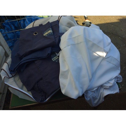 219 - Bag of aprons, table covers etc. inc. ex-workwear 