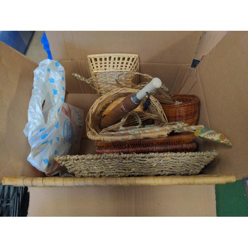 259 - Collection of wicker baskets in various sizes.