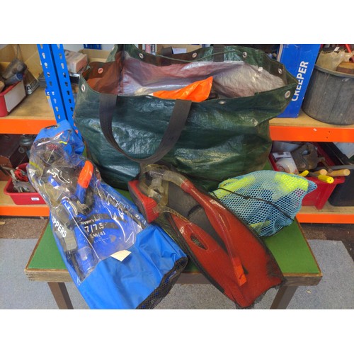 303 - Sea side entertainment bag inc, snorkels, inflatables and spades.