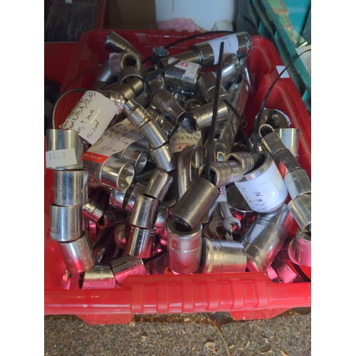 323 - Large box of grouped & organised sockets & spanners, with 4 further smaller boxes including ... 