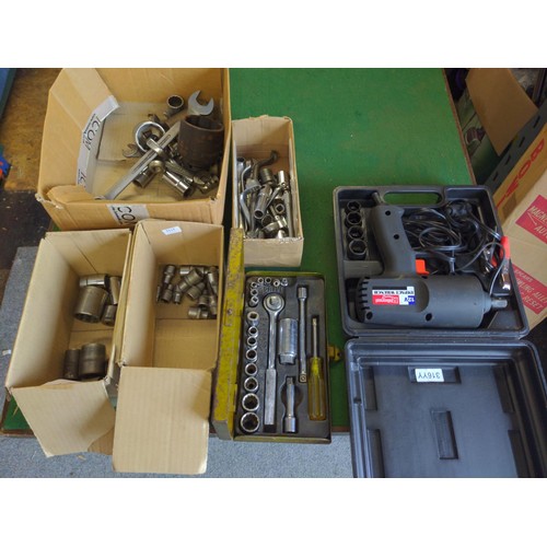 323 - Large box of grouped & organised sockets & spanners, with 4 further smaller boxes including ... 