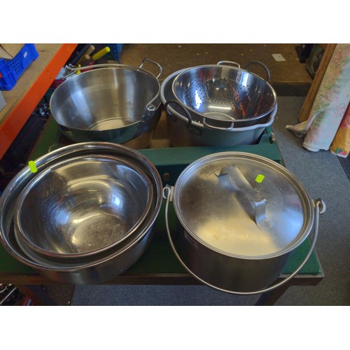 398 - Collection of quality cooking pots, pans and mixing bowls