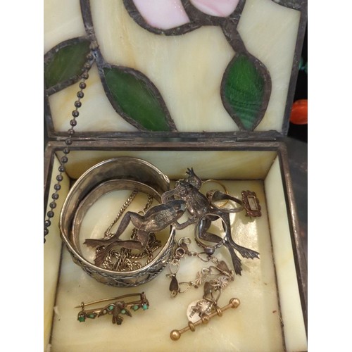 639 - Stain glass box containing mostly white metal jewellery