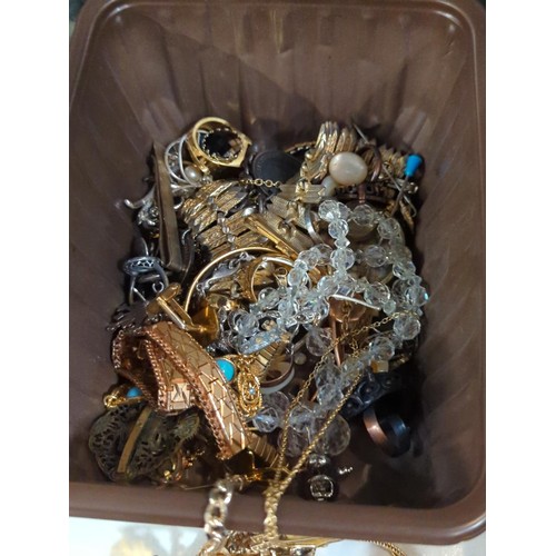 644 - Tub of costume jewellery