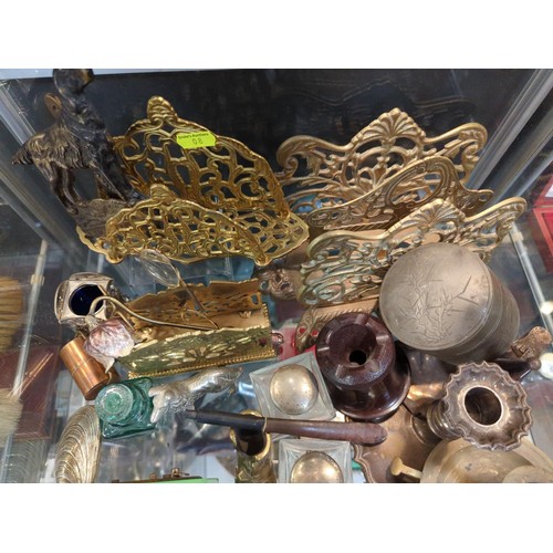 661 - Shelf of mostly metal ware, including brass letter racks, door knocker, and a clock