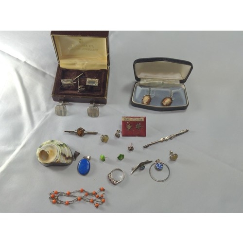 605 - Collection of silver and white metal jewellery