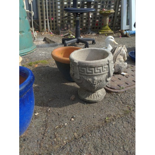 114 - Small Greek key decorated urn (H27cm) & glazed planter. 