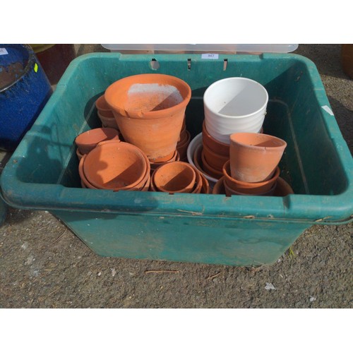 117 - Box of mostly terracotta pots. Largest D18cm down to 8cm