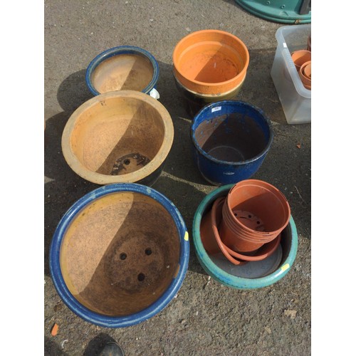 118 - 7 glazed/terracotta pots, with small quantity of plastic pots. Largest D38cm H31cm