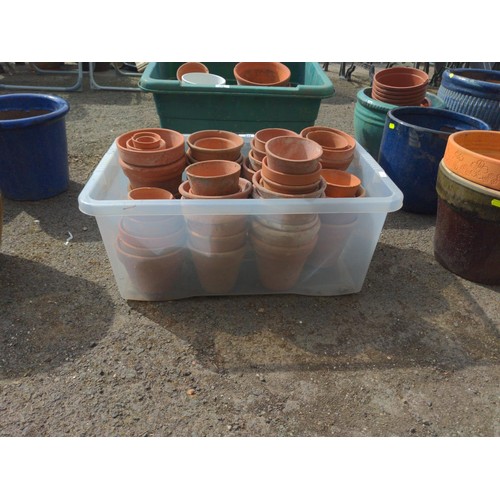 131 - Box of various sized small terracotta pots