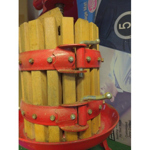 168 - 52cm height home style apple/fruit press.