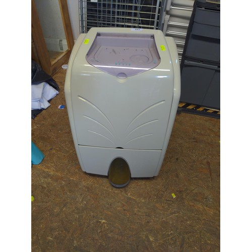 182 - Delonghi DE220 dehumidifier