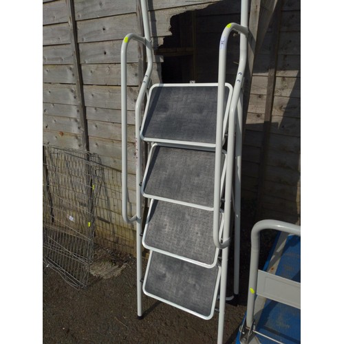 34 - 4 step safety ladder