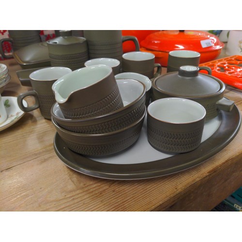 522 - Denby Chevron olive green coffee set (four cups) together with assorted serving dishes and dinnerwar... 