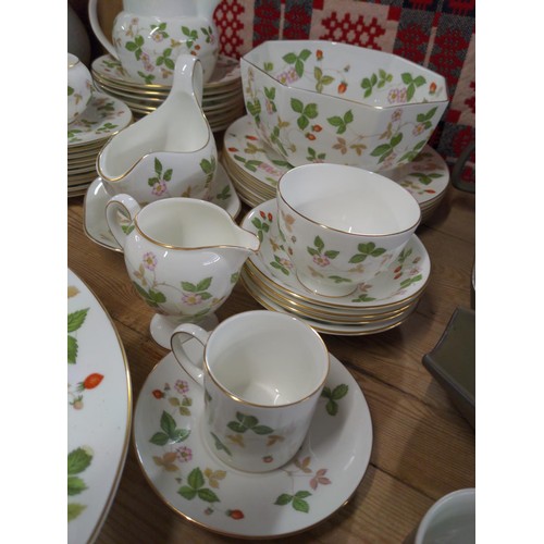 523 - Wedgwood Wild Strawberry R4406 part dinner and breakfast set, includes six dinner plates, eight pudd... 