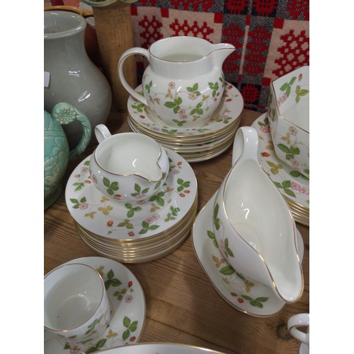 523 - Wedgwood Wild Strawberry R4406 part dinner and breakfast set, includes six dinner plates, eight pudd... 