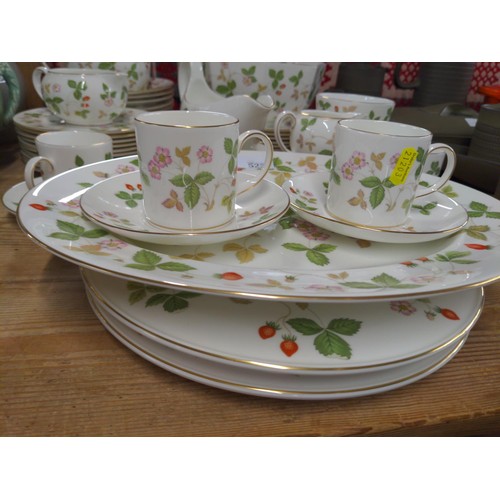 523 - Wedgwood Wild Strawberry R4406 part dinner and breakfast set, includes six dinner plates, eight pudd... 