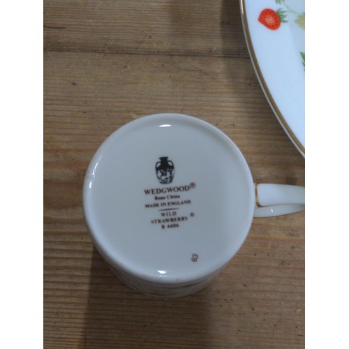 523 - Wedgwood Wild Strawberry R4406 part dinner and breakfast set, includes six dinner plates, eight pudd... 