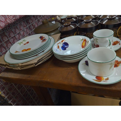 536 - Royal Worcester Evesham Vale four serving set inc. cups, saucers, fruit bowls, dinner plates and sid... 