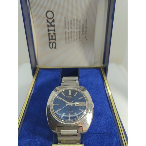 613 - Seiko gents automatic wristwatch, 21 jewels, with day/day aperture, case width 37mm, with booklet an... 