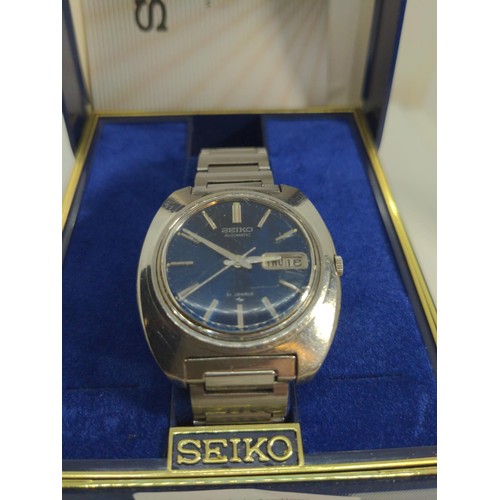 613 - Seiko gents automatic wristwatch, 21 jewels, with day/day aperture, case width 37mm, with booklet an... 